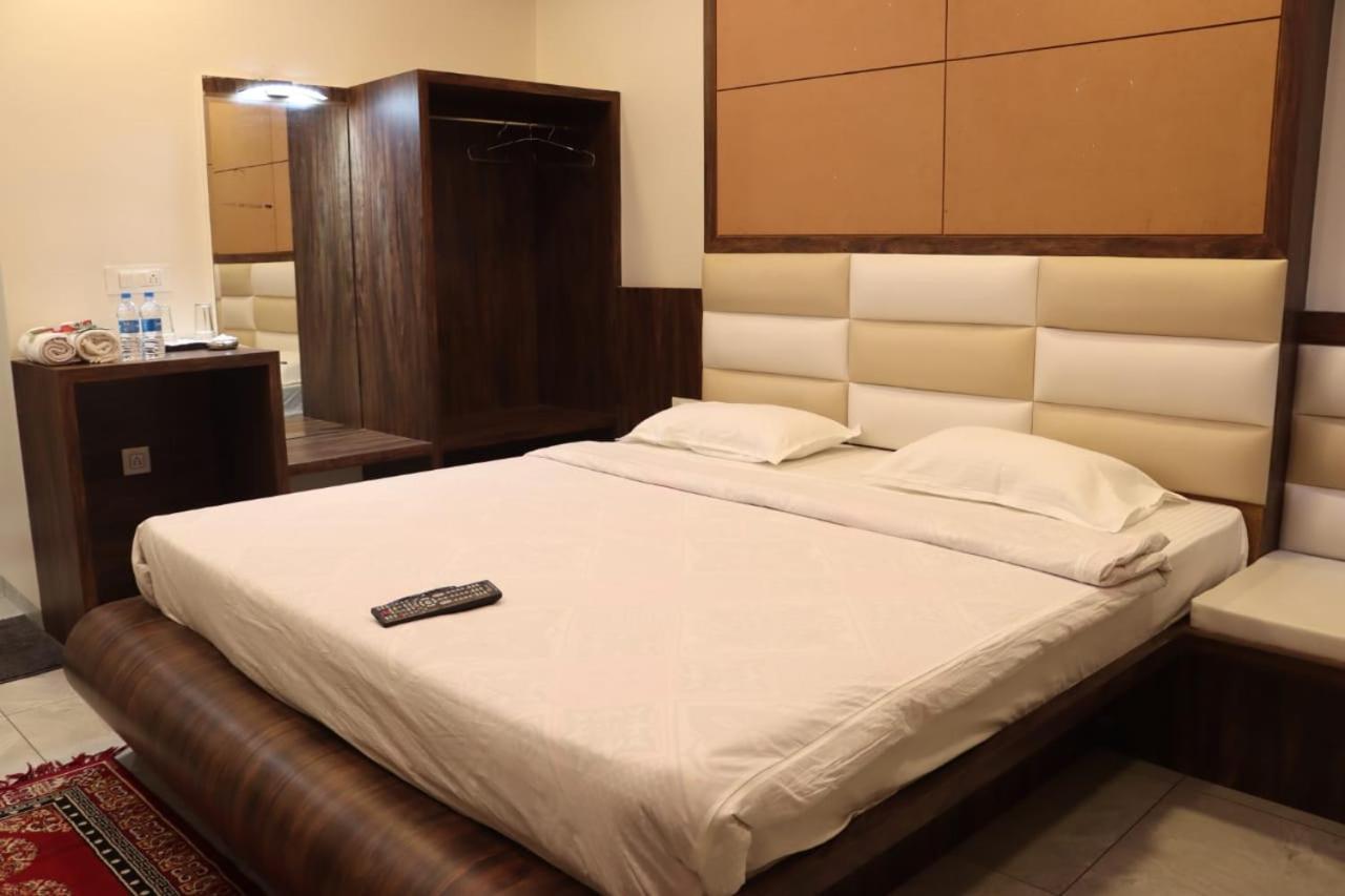 Pawan Executive Tuljapur Buitenkant foto