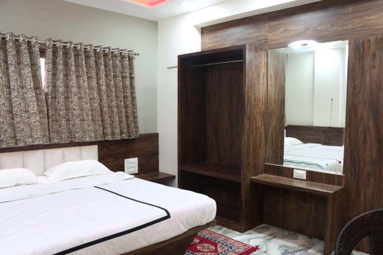 Pawan Executive Tuljapur Buitenkant foto
