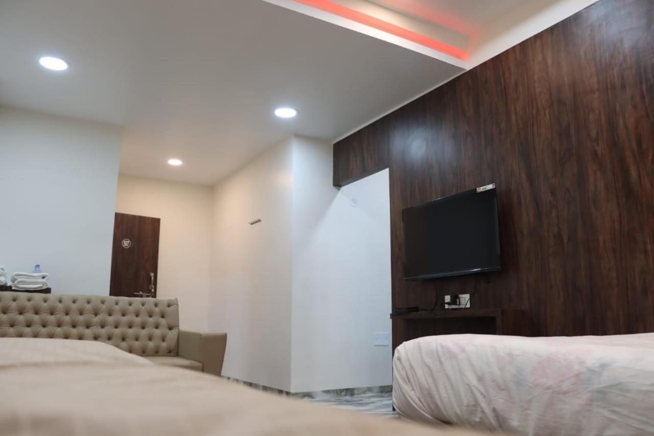 Pawan Executive Tuljapur Buitenkant foto